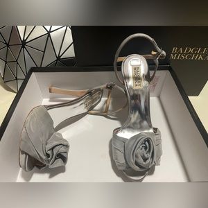 Badgley Mischka silver-gray platform pumps with satin rosette detail